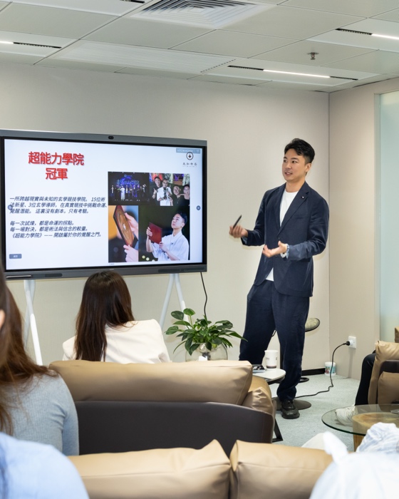 男人和女人在房间里玩体感游戏
AI 生成的内容可能不正确。